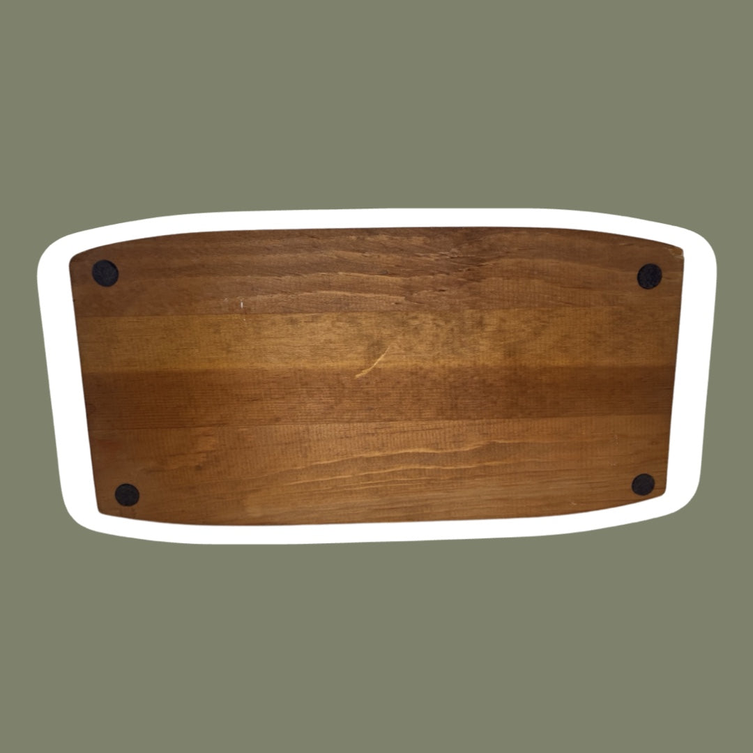 Bandeja para servir quesos de madera con incrustaciones de cerámica con diseño de manzana