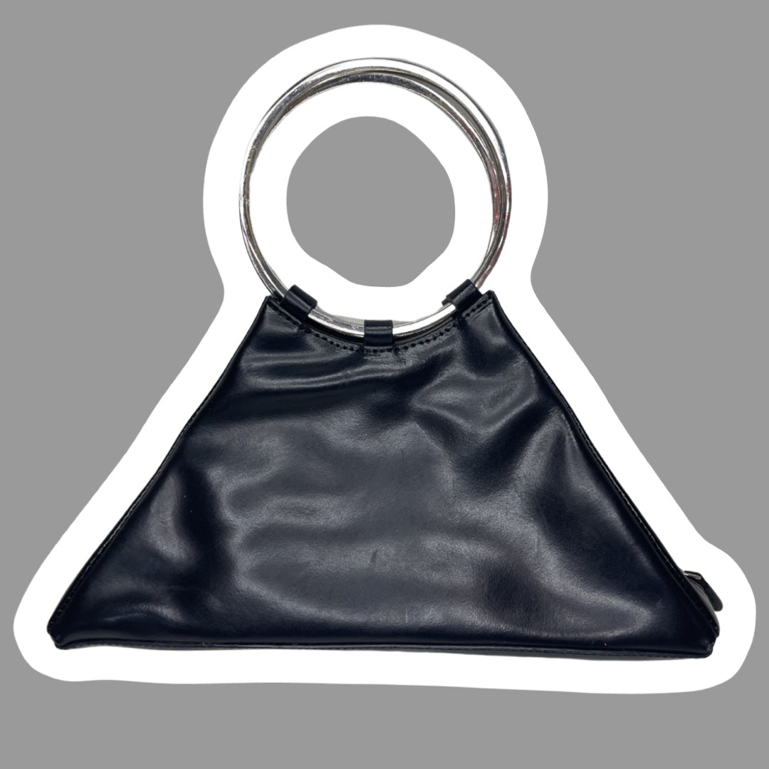 Bolso de mano triangular de piel sintética negra con asa de aro de metal