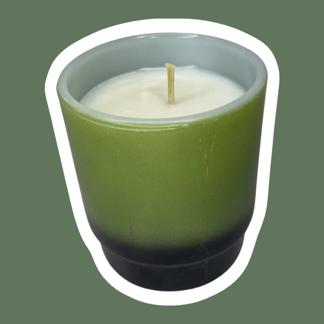 Vela en taza de cera de soja en vidrio con leche ombré color aguacate y verde oliva de Anchor Hocking