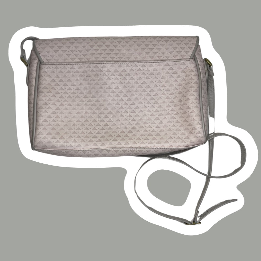 Cartera cruzada con estampado de triángulos en blanco y beige de 'Liz Claiborne', década de 1980