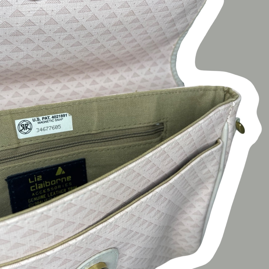 Cartera cruzada con estampado de triángulos en blanco y beige de 'Liz Claiborne', década de 1980