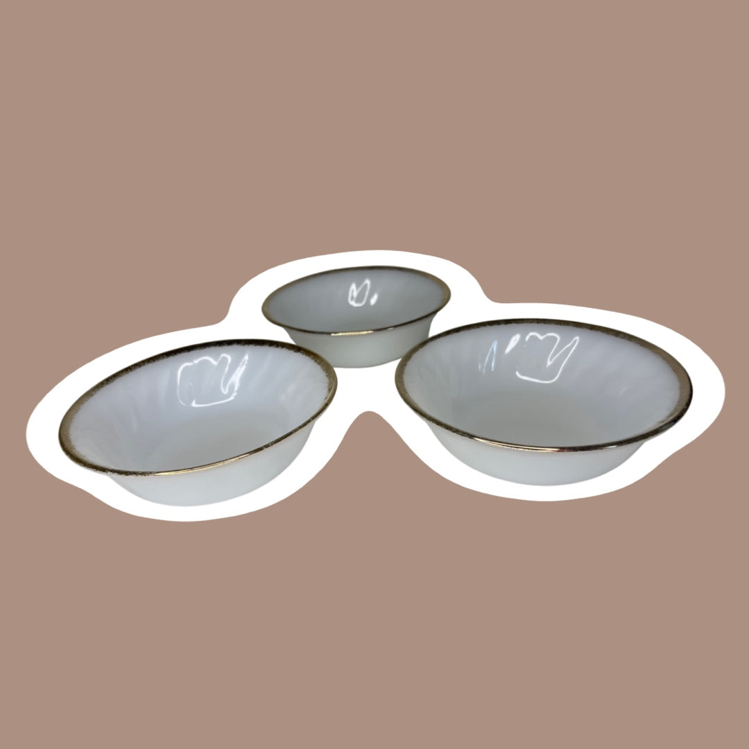 Juego de 3 moldes para flan o bayas con borde dorado de Anchor Hocking en forma de espiral de vidrio con forma de remolino 'Fire King'