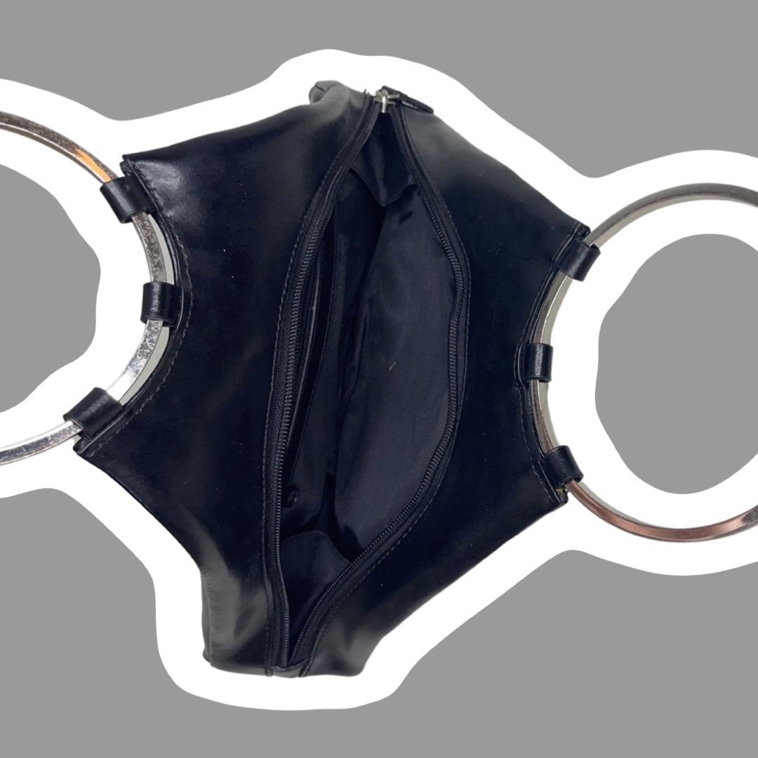 Bolso de mano triangular de piel sintética negra con asa de aro de metal