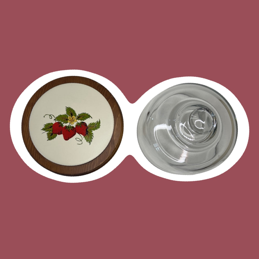 Plato rústico de teca y cerámica para queso y fresas con cúpula de cristal