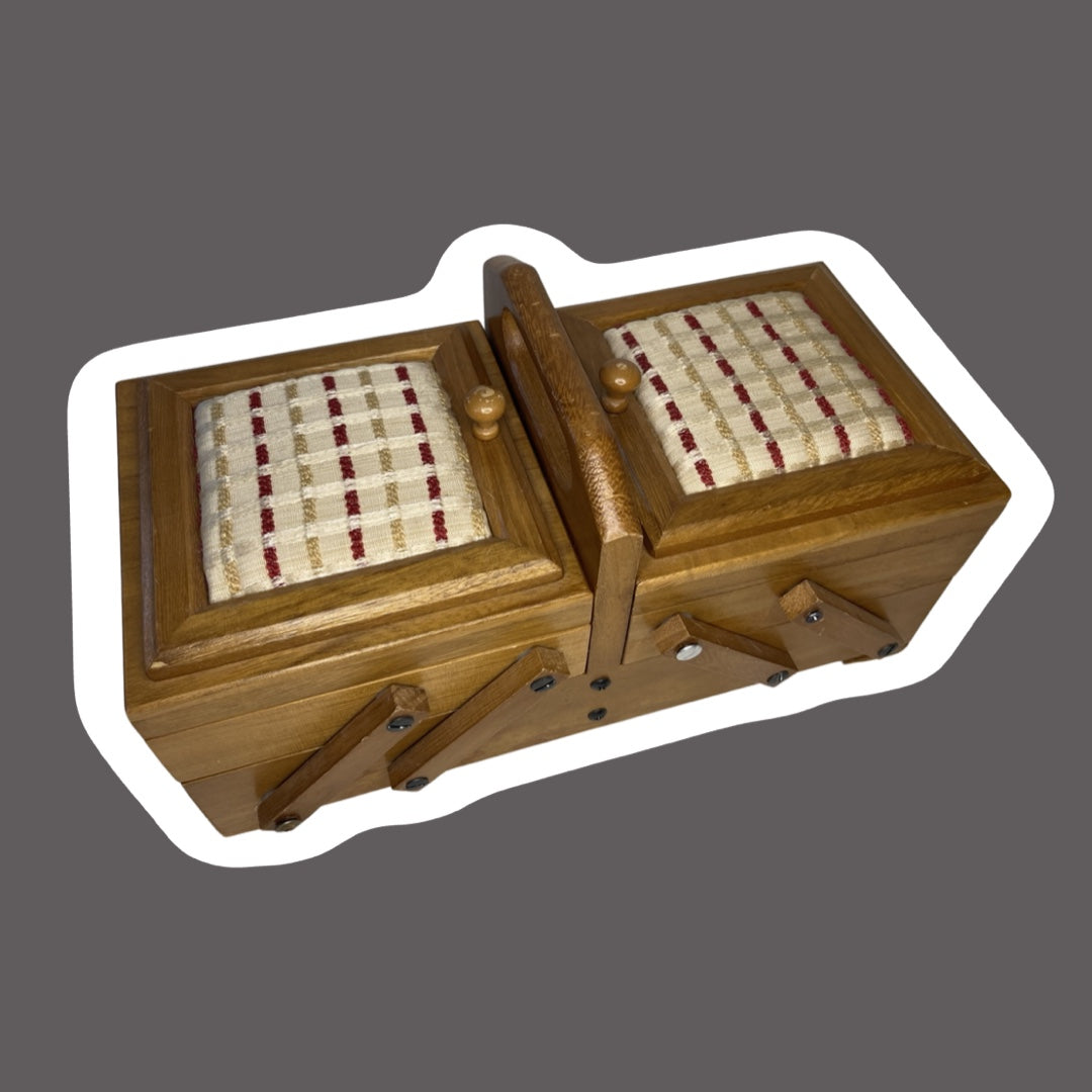 Estuche de madera y acolchado con varios compartimentos para artículos de costura
