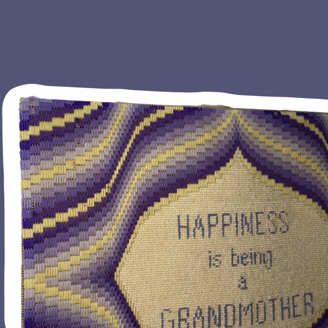 Punto de cruz/punto de aguja 'La felicidad es ser abuela': maravillosas ondas moradas de los años 70