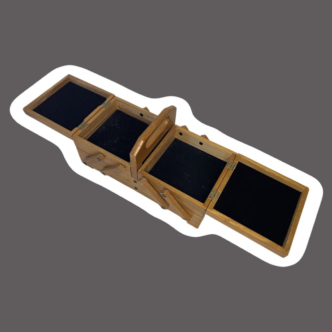 Estuche de madera y acolchado con varios compartimentos para artículos de costura