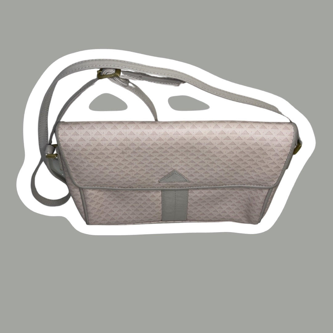 Cartera cruzada con estampado de triángulos en blanco y beige de 'Liz Claiborne', década de 1980