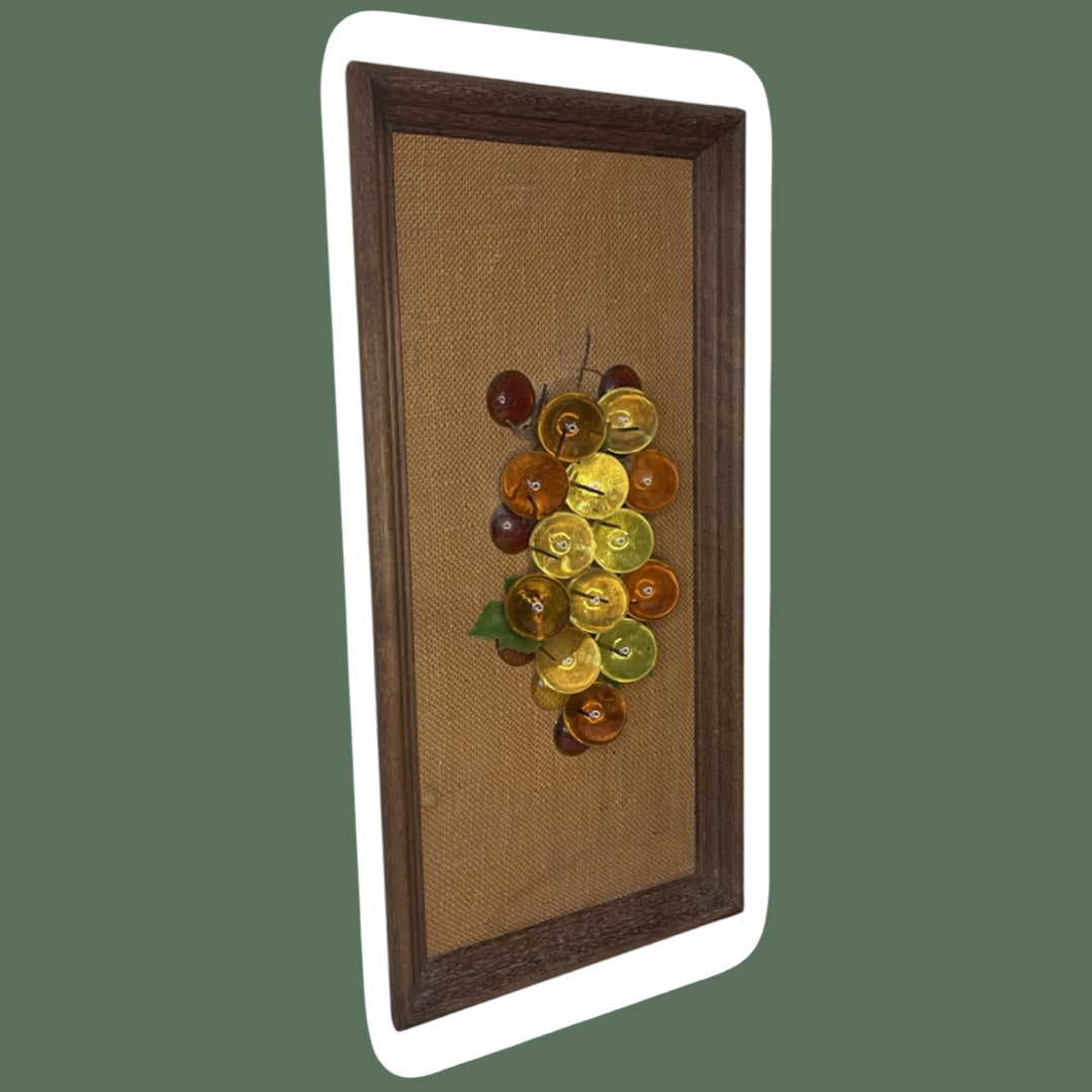 Arte de pared con marco de madera y racimos de uvas de metacrilato de mediados de siglo