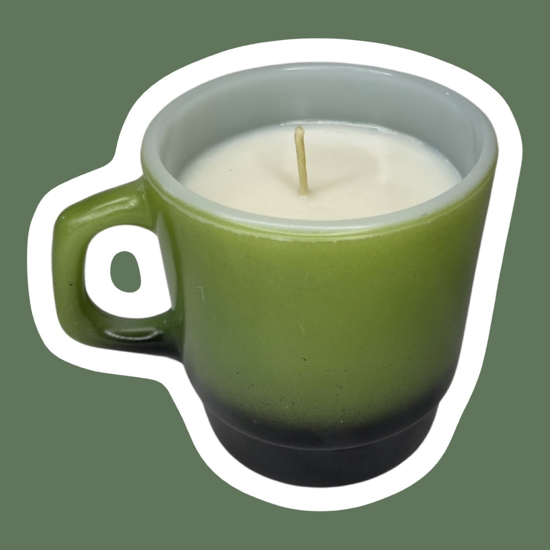Vela en taza de cera de soja en vidrio con leche ombré color aguacate y verde oliva de Anchor Hocking