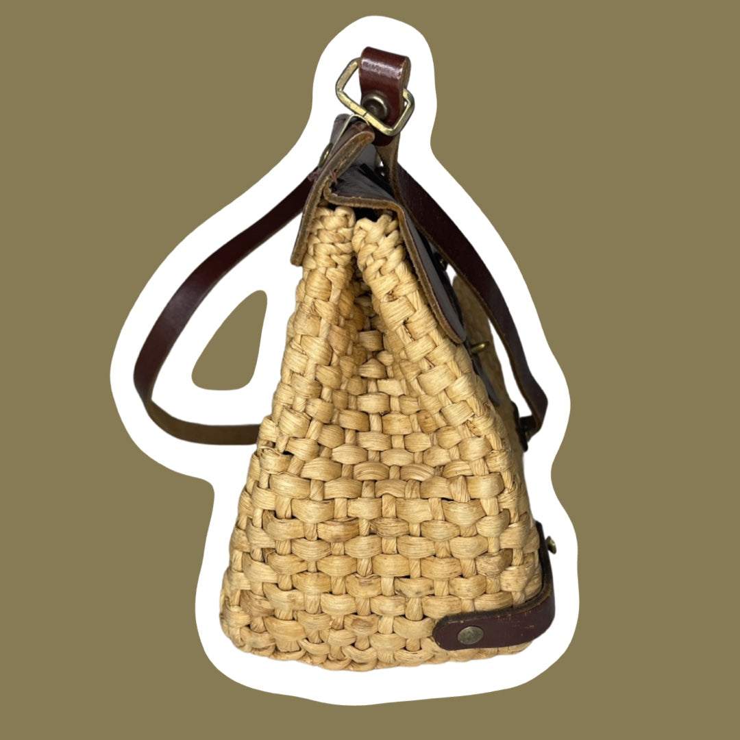 Bolso bandolera estilo bohemio de paja tejida y cuero genuino, década de 1960/70