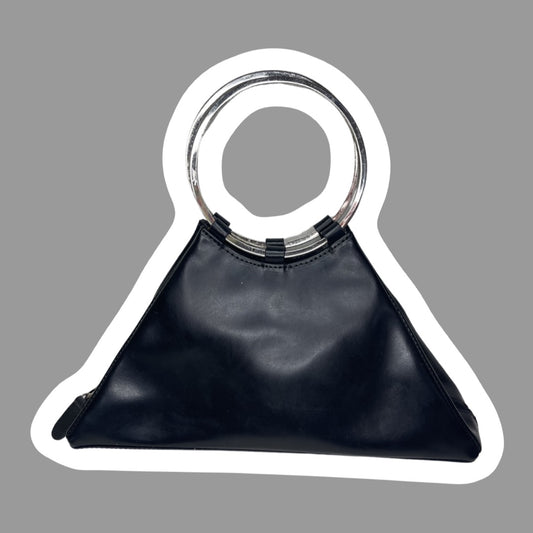 Bolso de mano triangular de piel sintética negra con asa de aro de metal