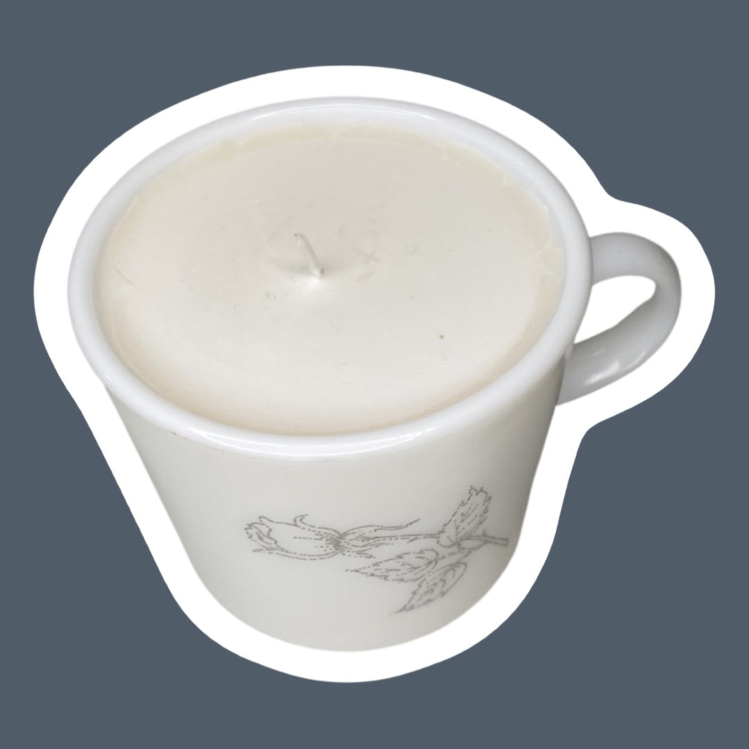 Vela en taza de cera de soja en vidrio con leche y diseño de rosas en gris y plata de Corelle, 'Corning USA'