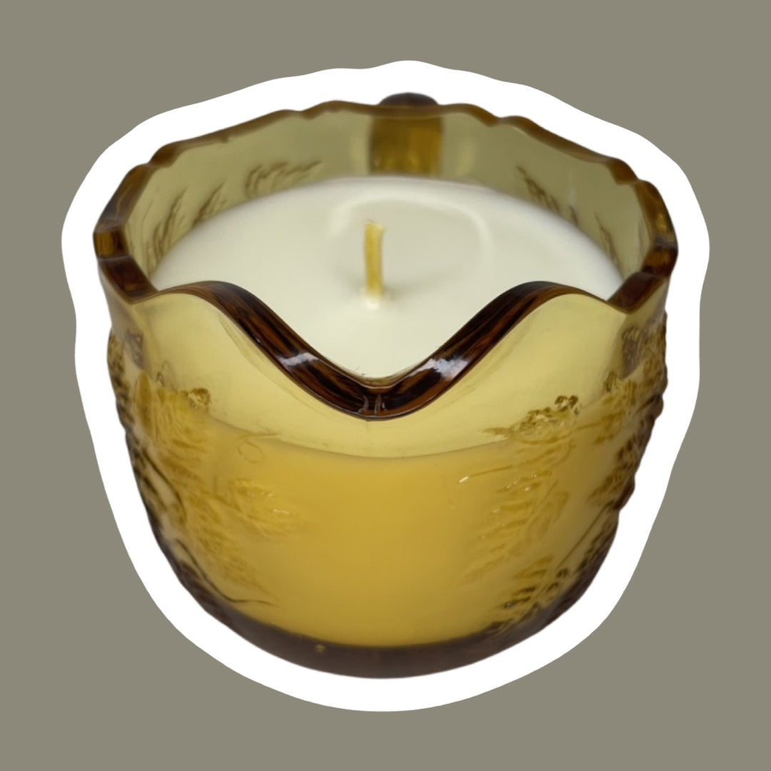 Vela de cera de soja LE Smith con diseño de uvas en relieve en vidrio color ámbar y miel