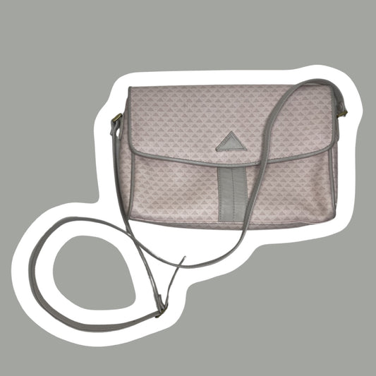 Cartera cruzada con estampado de triángulos en blanco y beige de 'Liz Claiborne', década de 1980