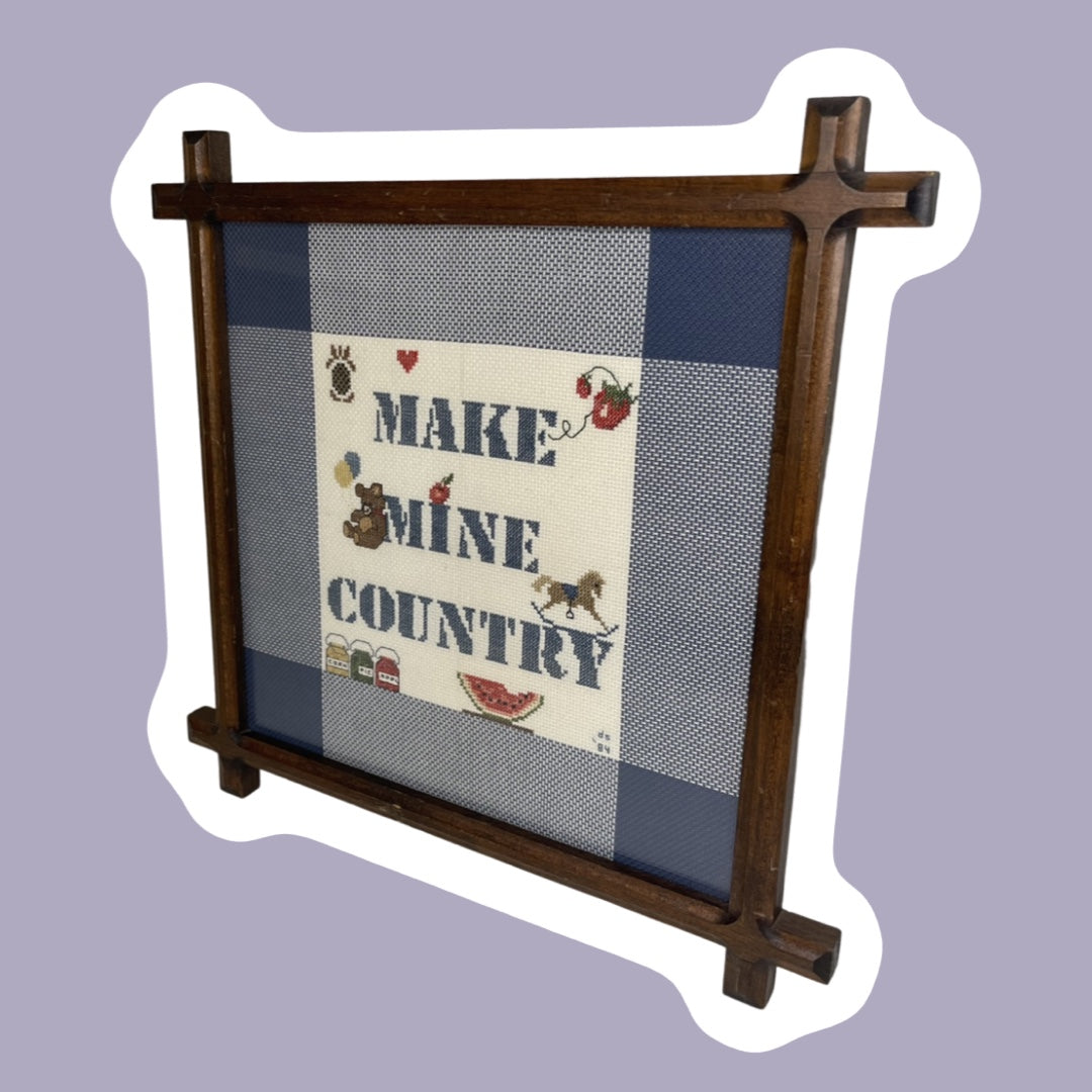 Arte de punto de cruz enmarcado con diseño de granja 'Make Mine Country'