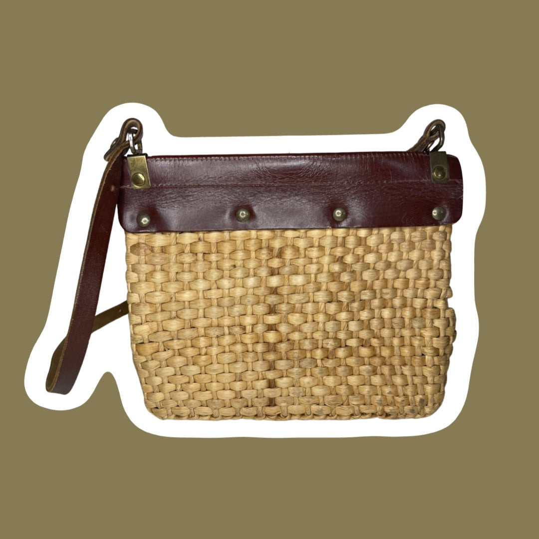 Bolso bandolera estilo bohemio de paja tejida y cuero genuino, década de 1960/70