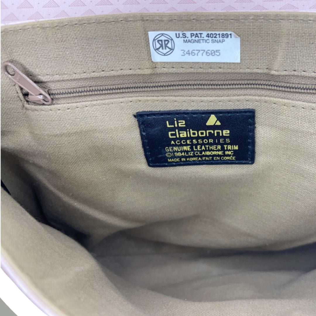 Cartera cruzada con estampado de triángulos en blanco y beige de 'Liz Claiborne', década de 1980