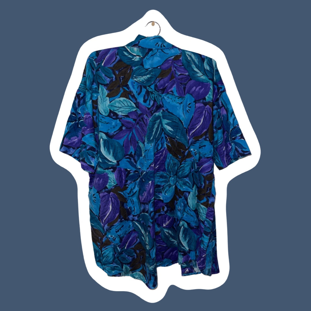 Camisa hawaiana con botones y estampado floral de hojas de los años 80 en tonos morado, azul y verde azulado