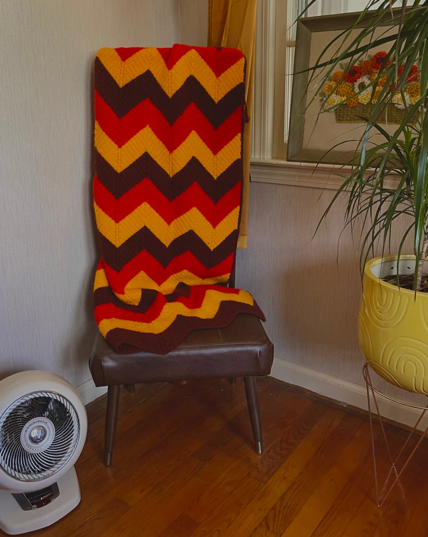 Manta tejida a mano o a crochet de los años 70, patrón de chevron rojo, amarillo y marrón