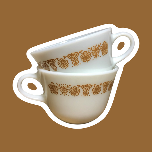 Juego de dos tazas de té de vidrio con leche Pyrex 'Butterfly Gold'