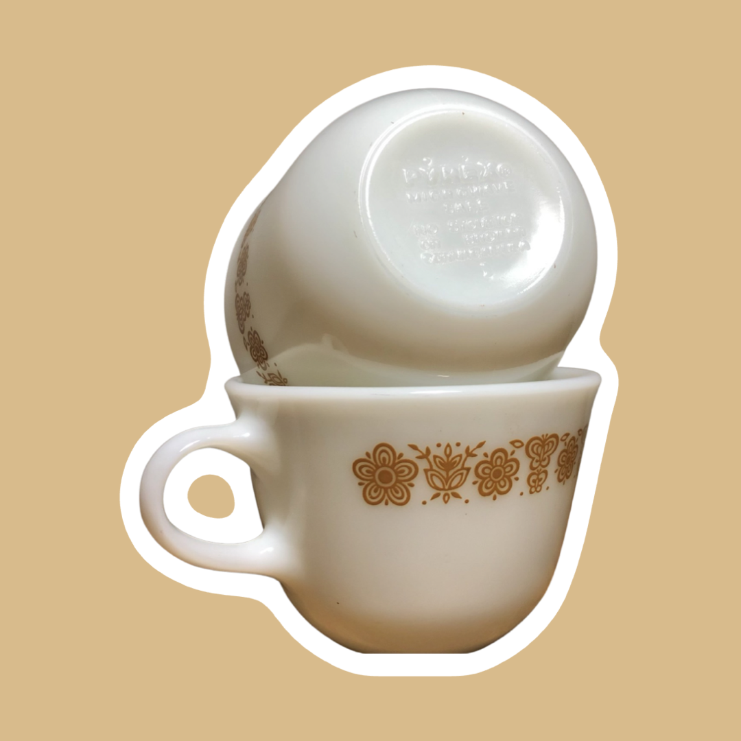 Juego de dos tazas de té de vidrio con leche Pyrex 'Butterfly Gold'