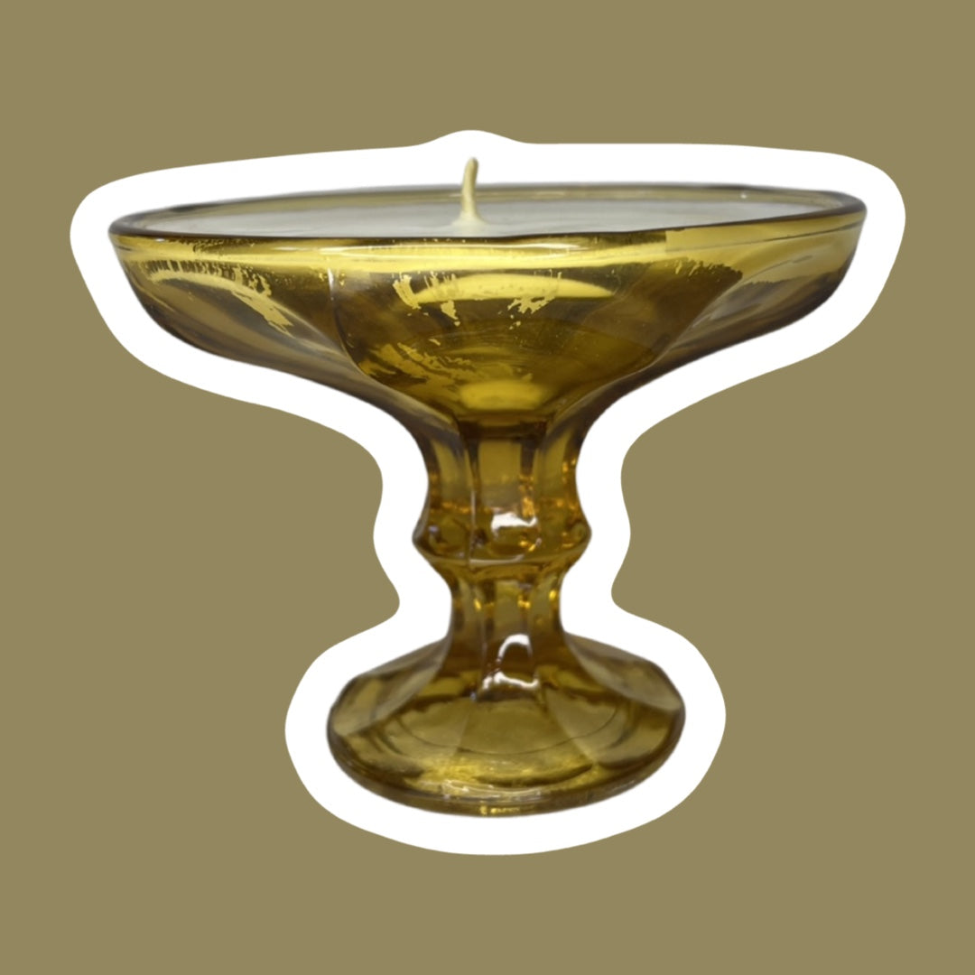 Vela de cera de soja y mecha de cáñamo con pedestal de vidrio ornamentado de color ámbar