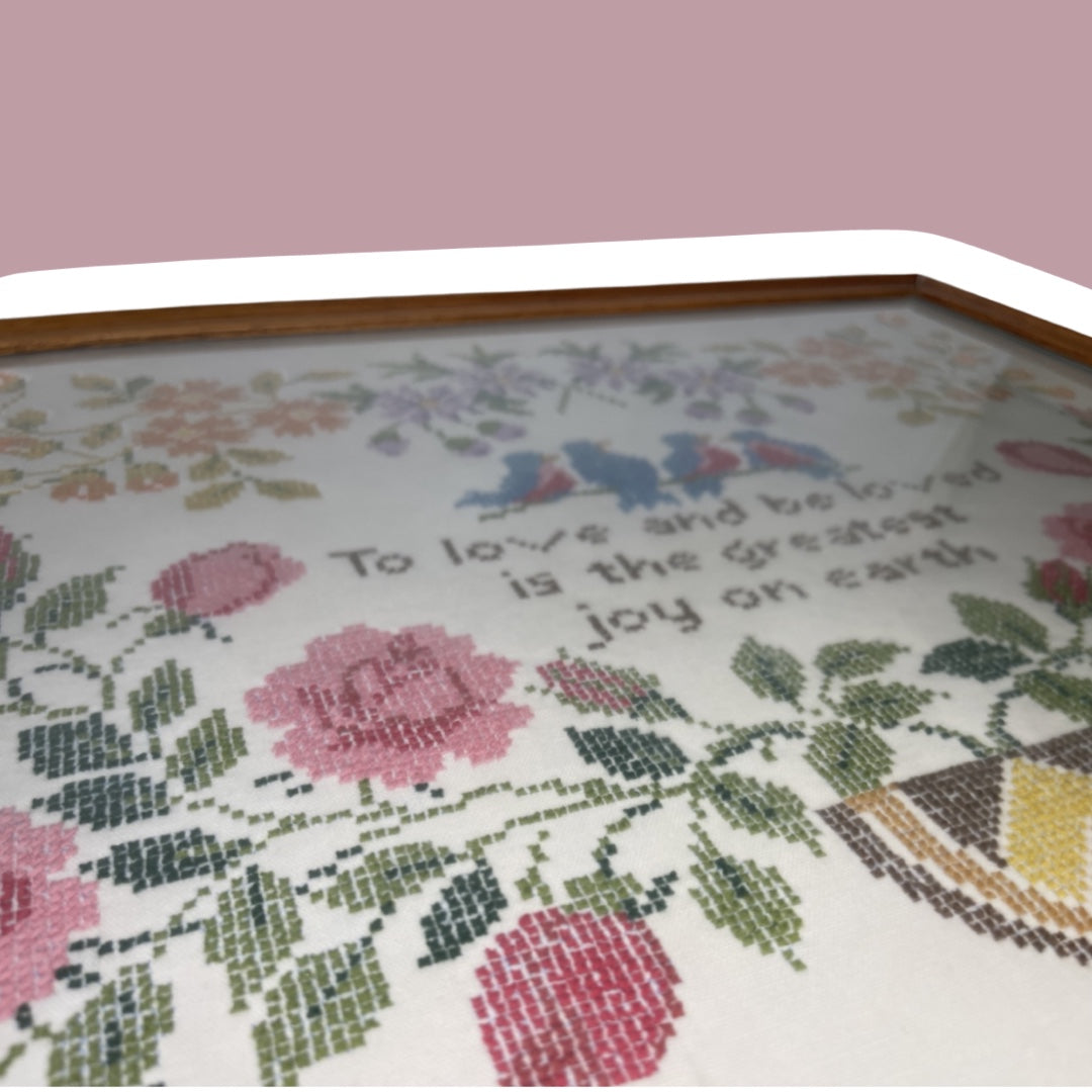 Arte de pared enmarcado con punto de cruz y detalles florales de la naturaleza: “Amar y ser amado es la mayor alegría de la Tierra”