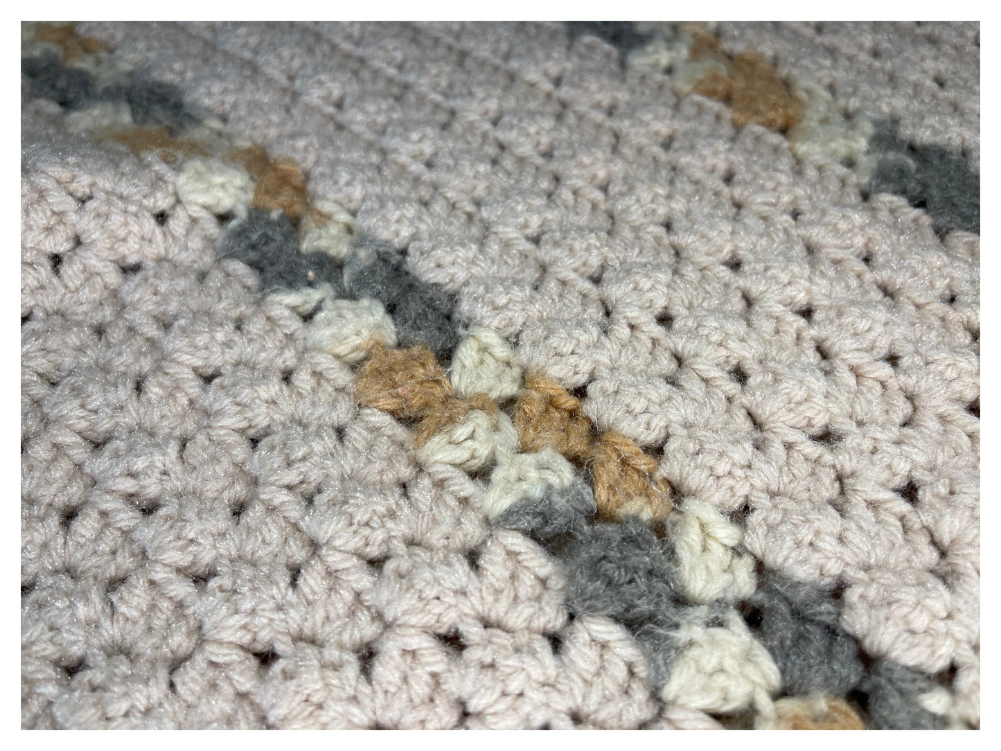 Manta tejida a mano o a crochet de estilo bohemio de los años 70 con borlas, gris, tostado y beige