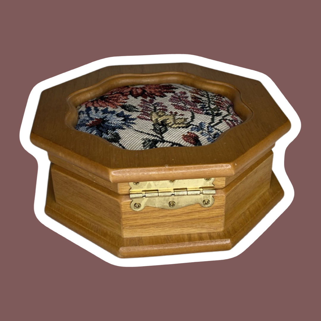 Joyero de madera con punto de cruz y colcha floral