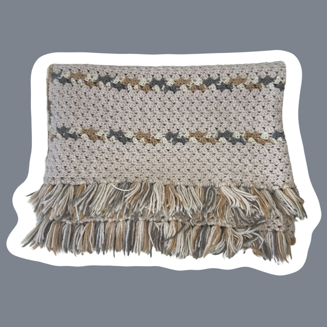 Manta tejida a mano o a crochet de estilo bohemio de los años 70 con borlas, gris, tostado y beige