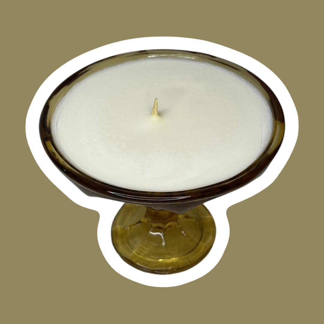 Vela de cera de soja y mecha de cáñamo con pedestal de vidrio ornamentado de color ámbar