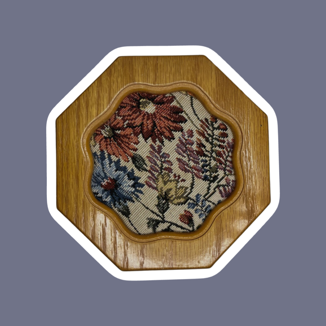 Joyero de madera con punto de cruz y colcha floral