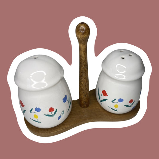 Salero y pimentero de cerámica de la colección 'Tulip Tyme' de 1985 con soporte