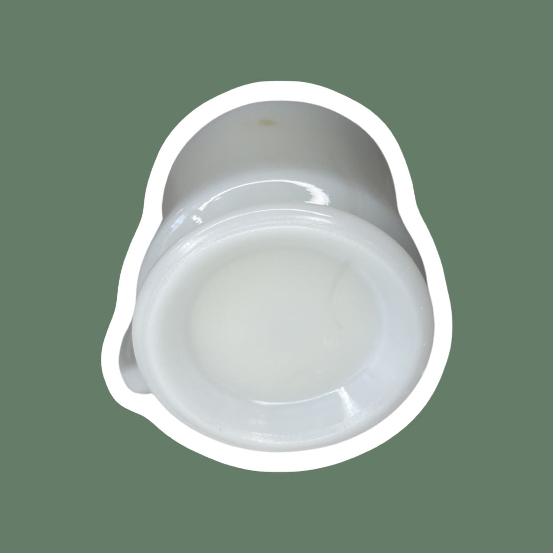 Taza de afeitar de vidrio con leche Hazel Atlas, vela de cera de soja y mecha de cáñamo