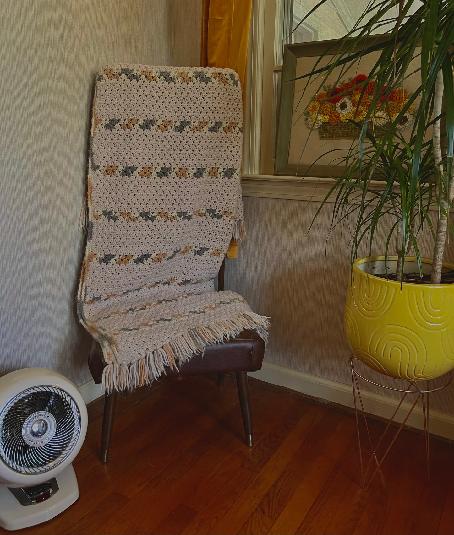 Manta tejida a mano o a crochet de estilo bohemio de los años 70 con borlas, gris, tostado y beige