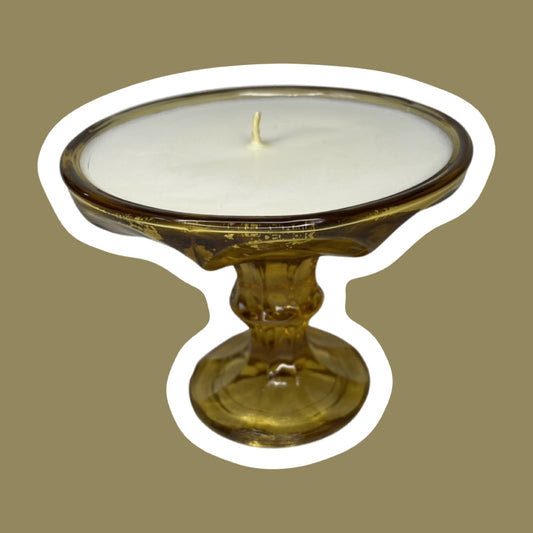 Vela de cera de soja y mecha de cáñamo con pedestal de vidrio ornamentado de color ámbar