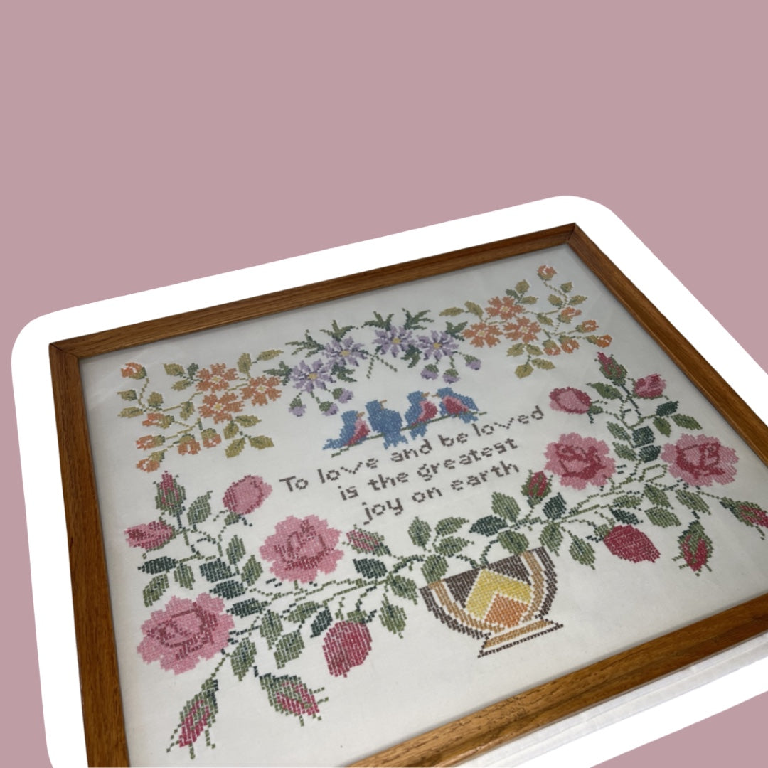 Arte de pared enmarcado con punto de cruz y detalles florales de la naturaleza: “Amar y ser amado es la mayor alegría de la Tierra”